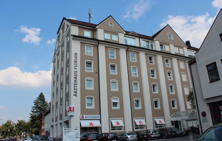 Gewerbe mieten Eckhaus mit traditioneller Architektur und Erkerfenstern.